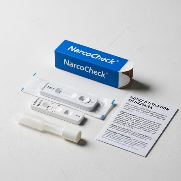 Photo du kit de test salivaire NarcoCheck, incluant boîte, cassette, collecteur et notice